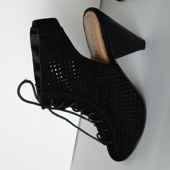 Torrid Black Cutout Faux Suede Cone Bootie Cone Heel Lace-up Wide Width Sz9 - Picture 14 of 16
